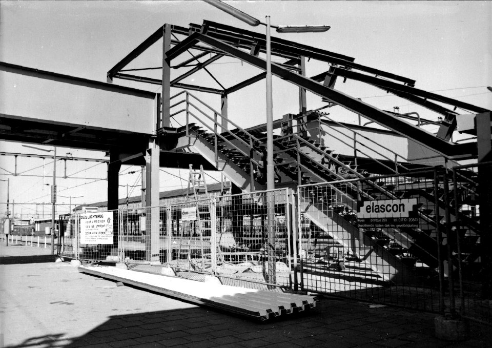 HUA-153005-Gezicht op de in aanbouw zijnde voetbrug over de sporen van het N.S.-station Amersfoort te Amersfoort