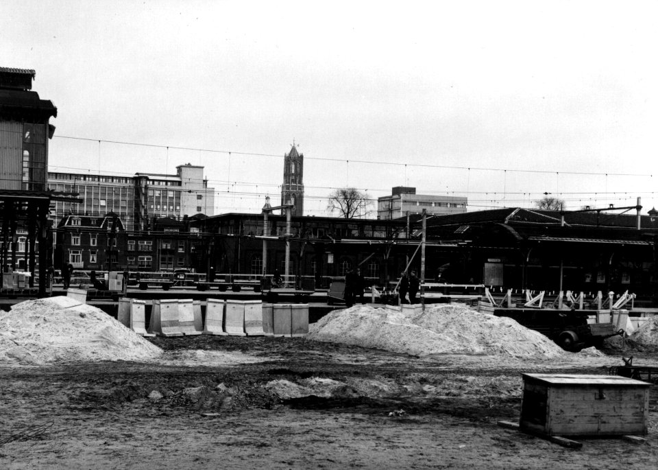 HUA-154424-Gezicht op de gedeeltelijk gesloopte perronkappen van het N.S.-station Utrecht C.S. te Utrecht ten behoeve van de bouw van de Traverse over het station