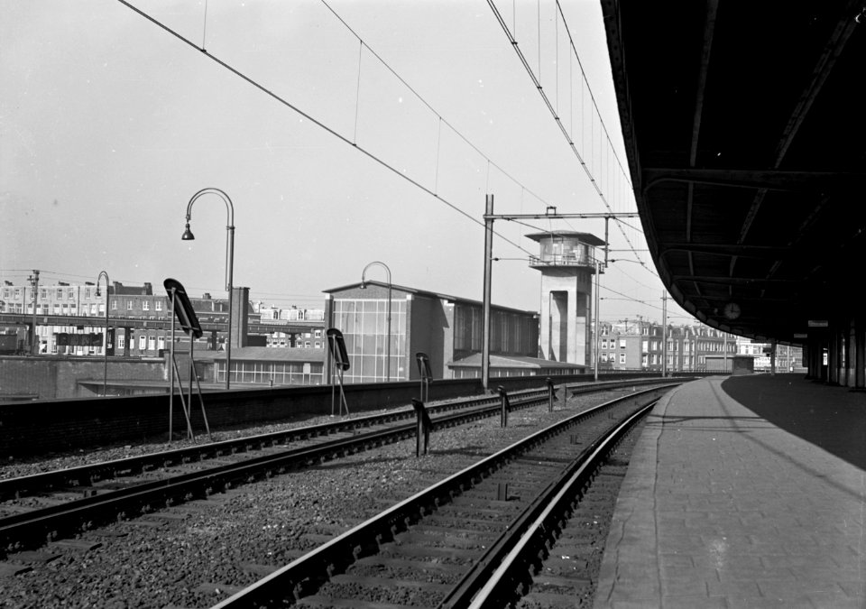 HUA-153017-Gezicht op het N.S.-station met seinhuis Amsterdam Muiderpoort te Amsterdam vanaf het noordelijke perron