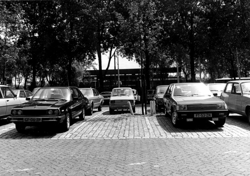 HUA-154543-Gezicht op de P R parkeerplaats bij het NS station Den Haag Mariahoeve te Den Haag