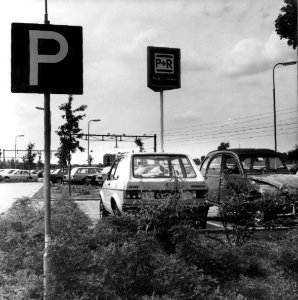HUA-154536-Gezicht op de P+R-parkeerplaats bij het N.S.-station Driebergen-Zeist te Driebergen-Rijsenburg