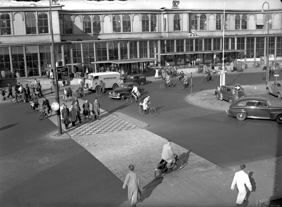 HUA-154419-Gezicht op het Stationsplein te Utrecht vanuit het oosten met het N.S.-station Utrecht C.S