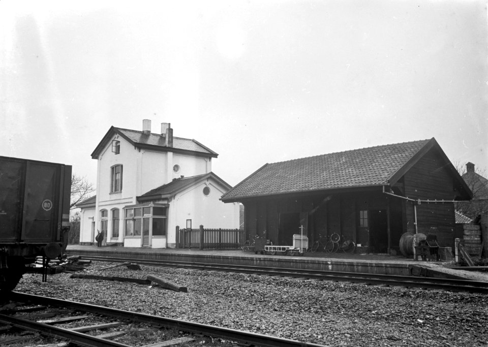 HUA-154592-Gezicht op de perronzijde van het N.S.-station Arnemuiden te Arnemuiden met rechts de goederenloods