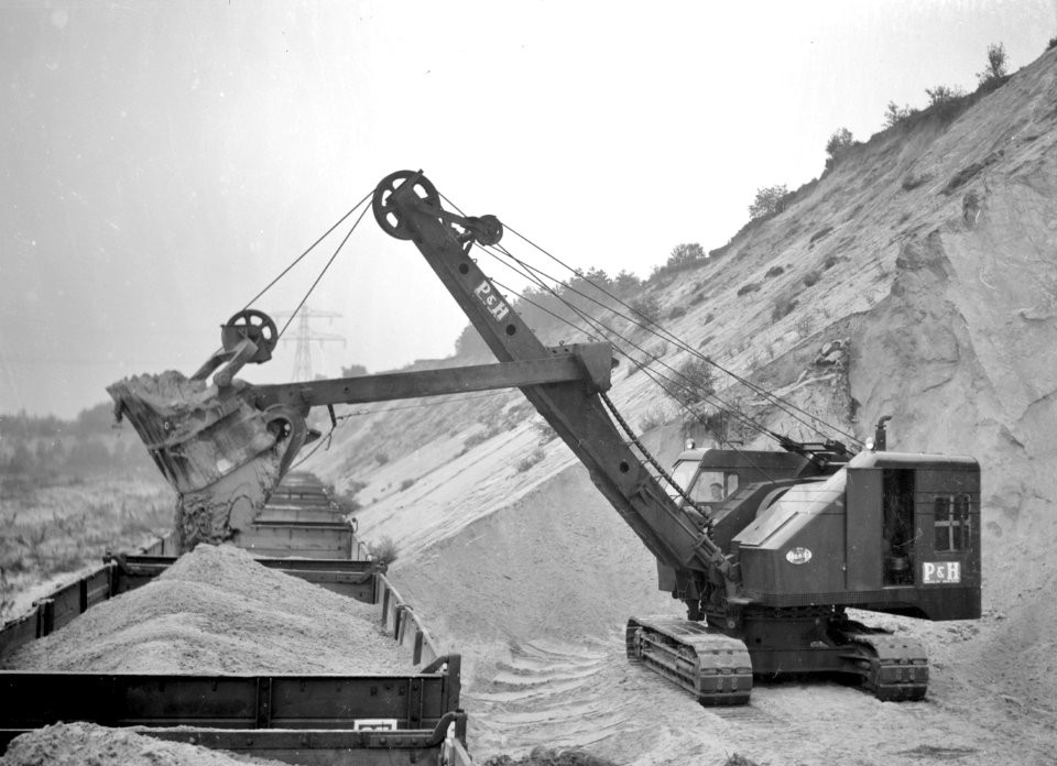 HUA-154250-Afbeelding van het beladen van open wagens van de N.S. met zand bij Zanderij Maarn te Maarn