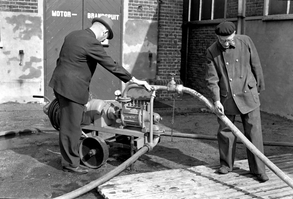 HUA-167450-Afbeelding van het testen en onderhouden van het materieel van de bedrijfsbrandweer van de N.S. bij de wagenwerkplaats te Blerick