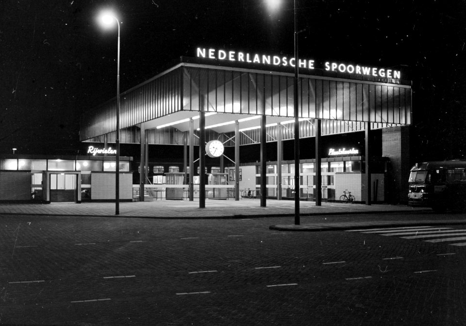HUA-150101-Gezicht op het NS station Amsterdam Sloterdijk te Amsterdam bij avond