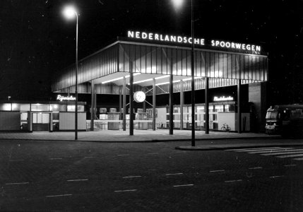 HUA-150101-Gezicht op het NS station Amsterdam Sloterdijk te Amsterdam bij avond