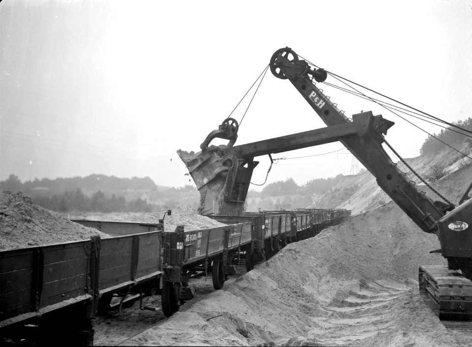 HUA-154249-Afbeelding van het beladen van open wagens van de N.S. met zand bij Zanderij Maarn te Maarn