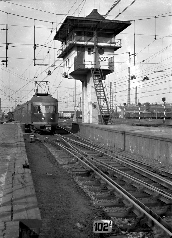 HUA-154725-Afbeelding van het seinhuis bij het N.S.-station Maastricht te Maastricht