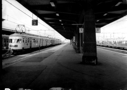 HUA-153189-Gezicht op het perron van het NS station Maastricht te Maastricht met links enkele electrische treinstellen mat 1946 van de NS