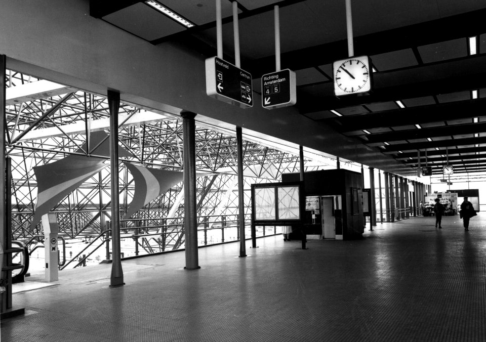 HUA-155979-Gezicht in de stationshal van het nieuwe N.S.-station Zaandam te Zaandam