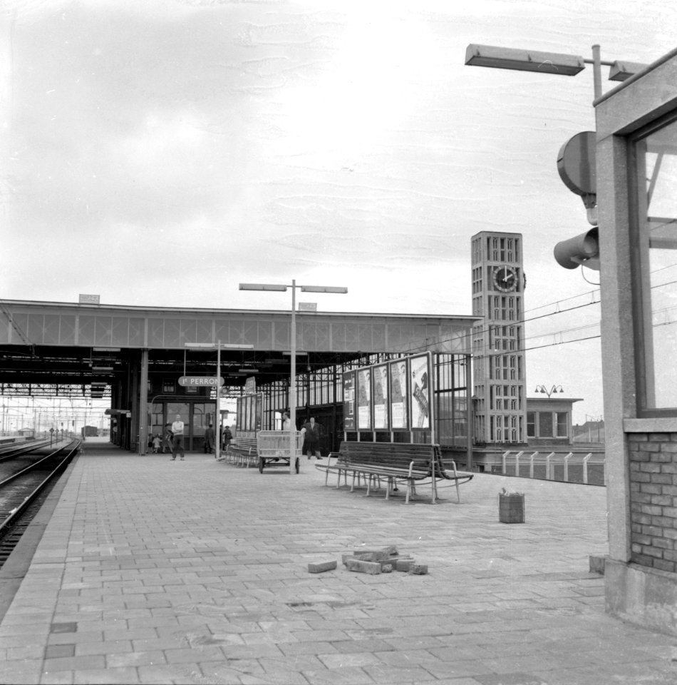 HUA-153165-Gezicht op het perron van het nieuwe N.S.-station Leiden te Leiden