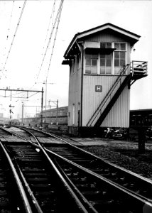 HUA-154740-Afbeelding van het oude seinhuis Post H bij het N.S.-station Utrecht C.S. te Utrecht