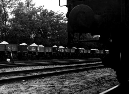 HUA-154252-Afbeelding van open wagens beladen met zand op het emplacement van Zanderij Maarn te Maarn