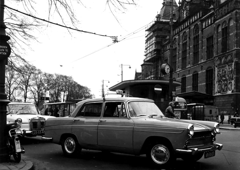 HUA-150081-Afbeelding van taxi's voor het N.S.-station Amsterdam C.S. te Amsterdam