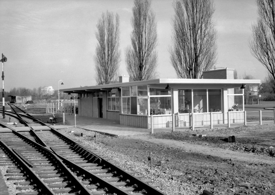 HUA-153141-Gezicht op de perronzijde van het N.S.-station Kerkrade Centrum te Kerkrade