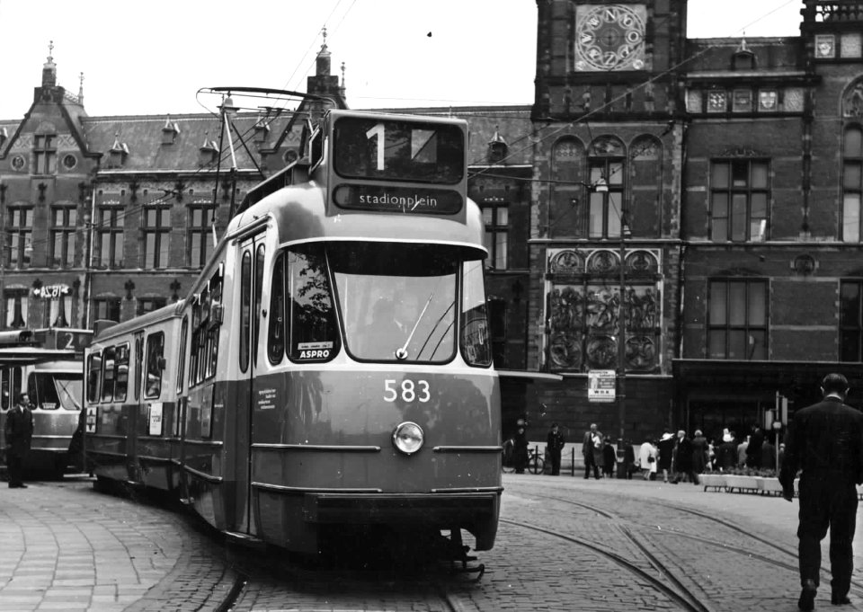 HUA-150076-Afbeelding van een tram voor het N.S.-station Amsterdam C.S. te Amsterdam