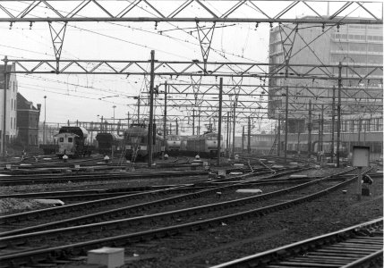HUA-154798-Gezicht op het emplacement aan de oostzijde van het NS station Amsterdam CS te Amsterdam