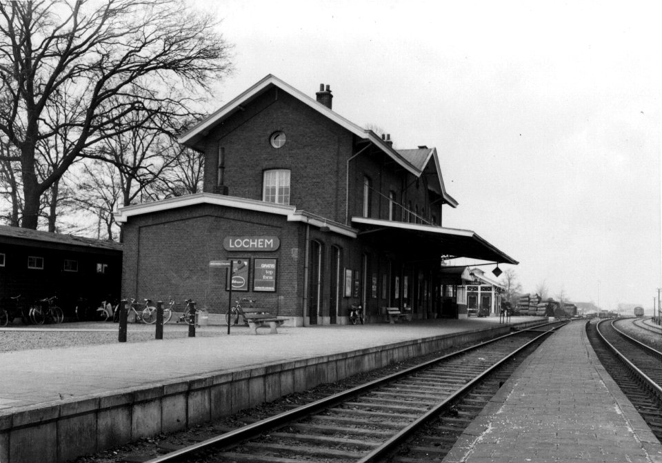 HUA-153176-Gezicht op de perronzijde van het N.S.-station Lochem te Lochem