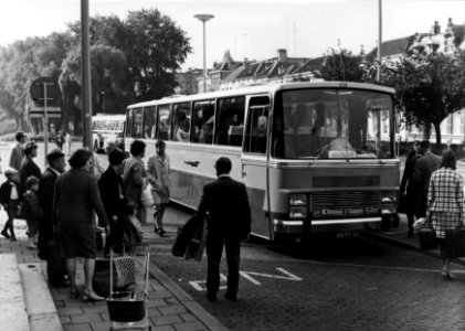 HUA-154224-Afbeelding van een DAF autobus van de G.T.W. met een reisgezelschap met bestemming Joegoslavië