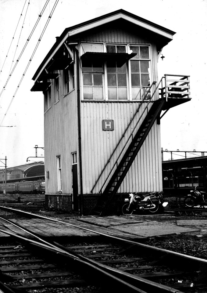 HUA-154741-Afbeelding van het oude seinhuis (Post H) bij het N.S.-station Utrecht C.S. te Utrecht