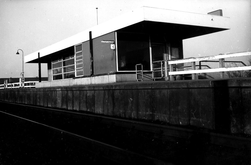 HUA-153171-Gezicht op de perronzijde van het N.S.-station Leiden Lammenschans te Leiden