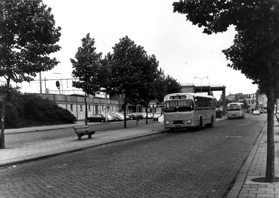HUA-154222-Afbeelding van twee Verheul autobussen van de G.T.W. op het Stationsplein te Zutphen