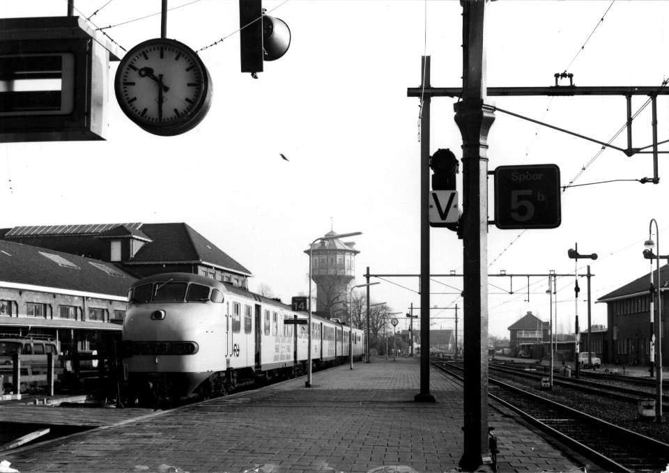 HUA-153161-Gezicht op het perron van het N.S.-station Leeuwarden te Leeuwarden met een diesel-electrisch treinstel plan U (DE 3) van de N.S