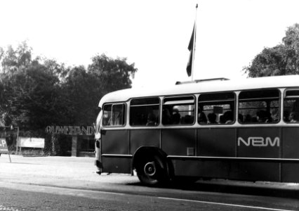 HUA-154218-Afbeelding van een autobus van de NBM tijdens een dagtocht bij de ingang van Ouwehands Dierenpark te Rhenen