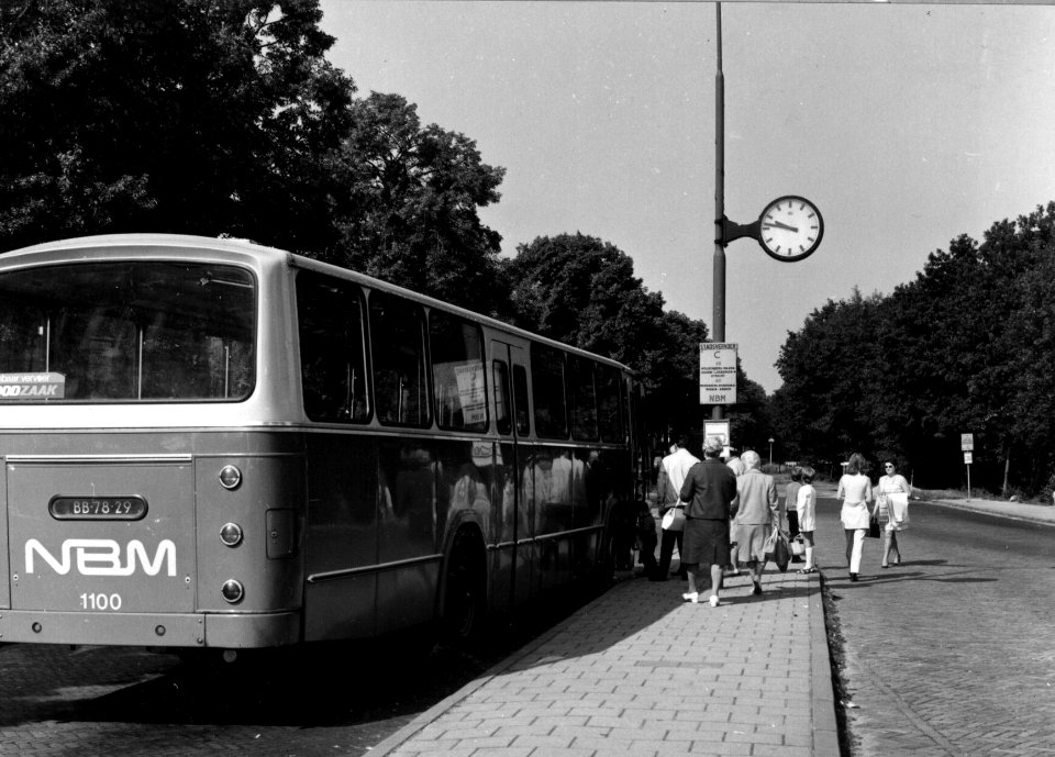HUA-154215-Afbeelding van de autobus nr 1100 van de N.B.M. bij een bushalte te Amersfoort