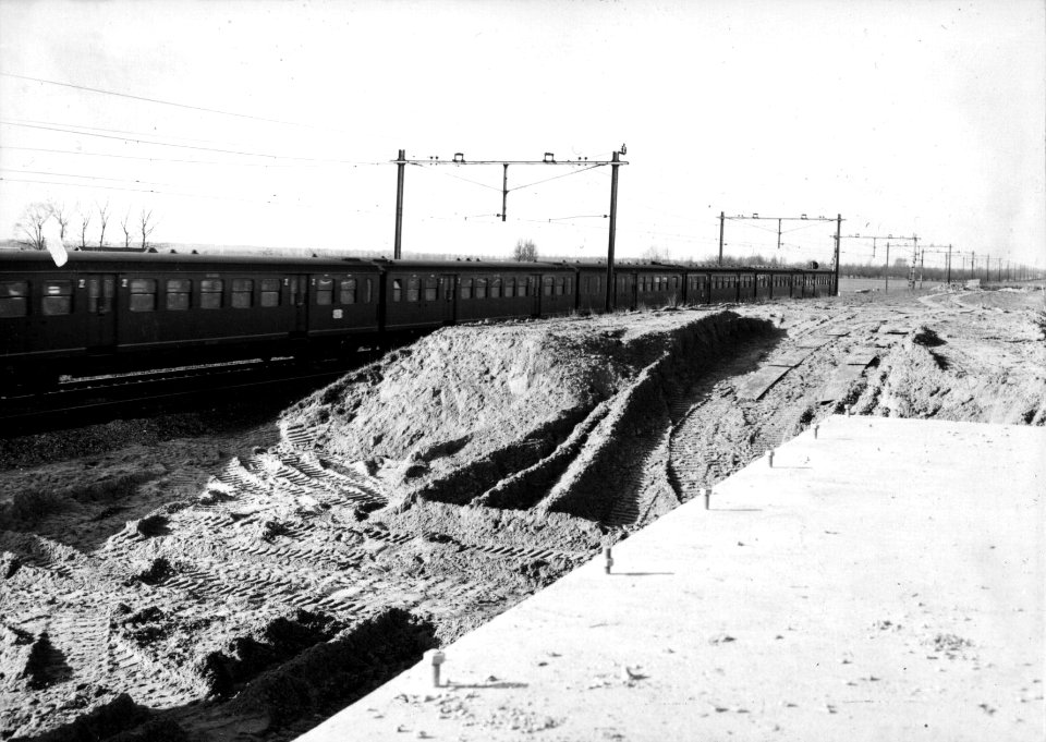 HUA-154288-Gezicht op de grondwerkzaamheden aan de spoorlijn Amsterdam-Utrecht ten behoeve van de verhoogde en vernieuwde spoorbrug over het Amsterdam-Rijnkanaal bij Utrecht