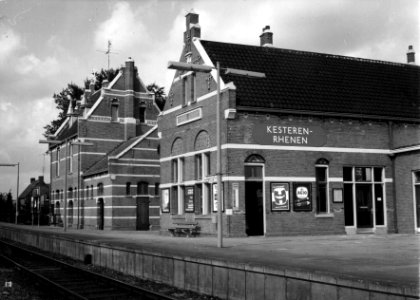 HUA-153145-Gezicht op de perronzijde van het NS station Kesteren Rhenen te KesterenNB De naam Kesteren Rhenen is later gewijzigd in Kesteren
