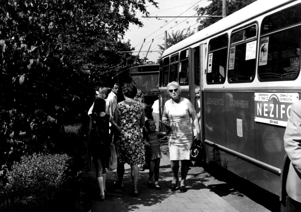 HUA-154193-Afbeelding van dagjesmensen bij de trolleybushalte Alteveer te Arnhem
