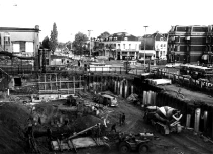 HUA-154449-Gezicht op de bouwput voor het nieuwe Centraal Station te Utrecht met op de achtergrond het Stationsplein