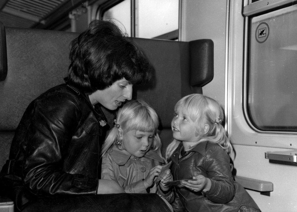 HUA-152928-Afbeelding van reizigers in een trein