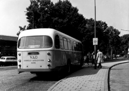 HUA-154202-Afbeelding van een autobus van de V.A.D. bij een bushalte te Amersfoort