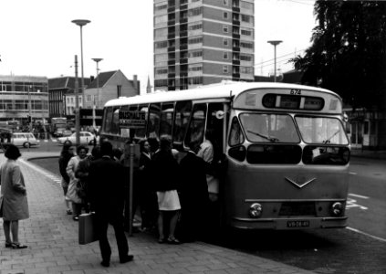 HUA-154195-Afbeelding van de Verheul autobus nr 674 van de GTW als sneldienst Arnhem Doetinchem op het Velperplein te Arnhem