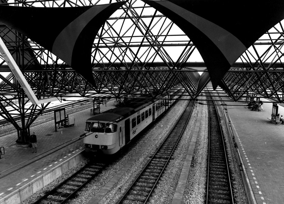 HUA-155985-Afbeelding van het electrische treinstel nr. 2836 (plan Y, "Sprinter") van de N.S. langs het perron van het nieuwe N.S.-station Zaandam te Zaandam