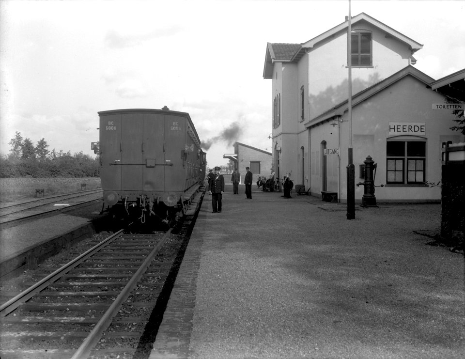 HUA-154624-Gezicht op de perronzijde van het NS station Heerde te Heerde met de stoomtrein naar Zwolle