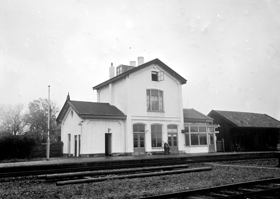HUA-154591-Gezicht op de perronzijde van het NS station Arnemuiden te Arnemuiden
