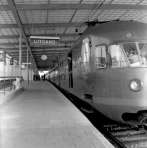 HUA-155020-Afbeelding van het electrische treinstel nr. 263 (mat. 1946) van de N.S. langs het perron van het N.S.-station Schiedam-Rotterdam West te Schiedam