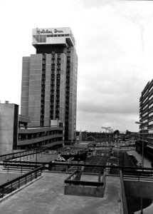 HUA-154513-Gezicht op het hotel Holiday Inn aan het Jaarbeursplein te Utrecht vanaf de Traverse van het NS station Utrecht CS