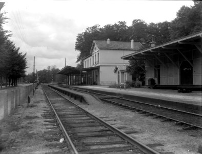 HUA-154642-Gezicht op de perronzijde van het N.S.-station Het Loo te Apeldoorn