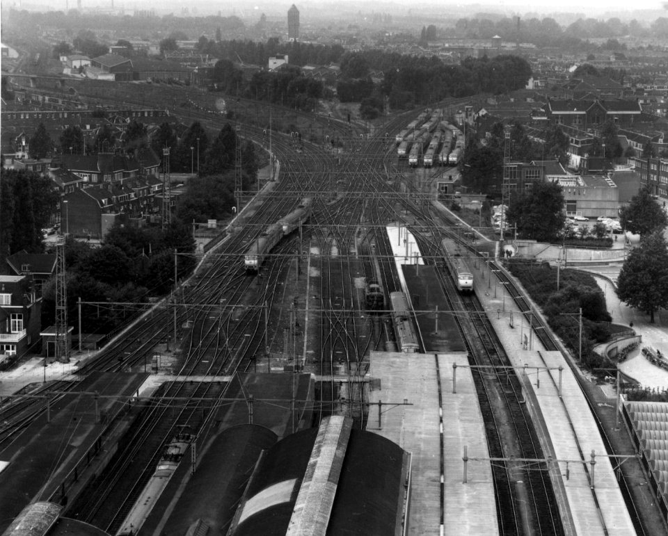 HUA-155144-Gezicht op het emplacement bij het N.S.-station Utrecht C.S. te Utrecht