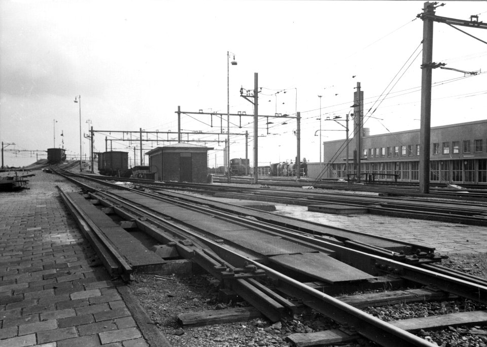 HUA-155284-Afbeelding van een spoor voorzien van automatische railremmen op het rangeerterrein Watergraafsmeer van de N.S. te Amsterdam