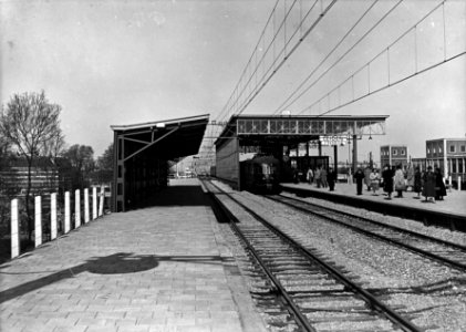 HUA-154640-Gezicht op het nieuwe (verhoogde) perron met perronkap van het N.S.-station Leiden te Leiden met een electrisch treinstel mat. 1940 van de N.S