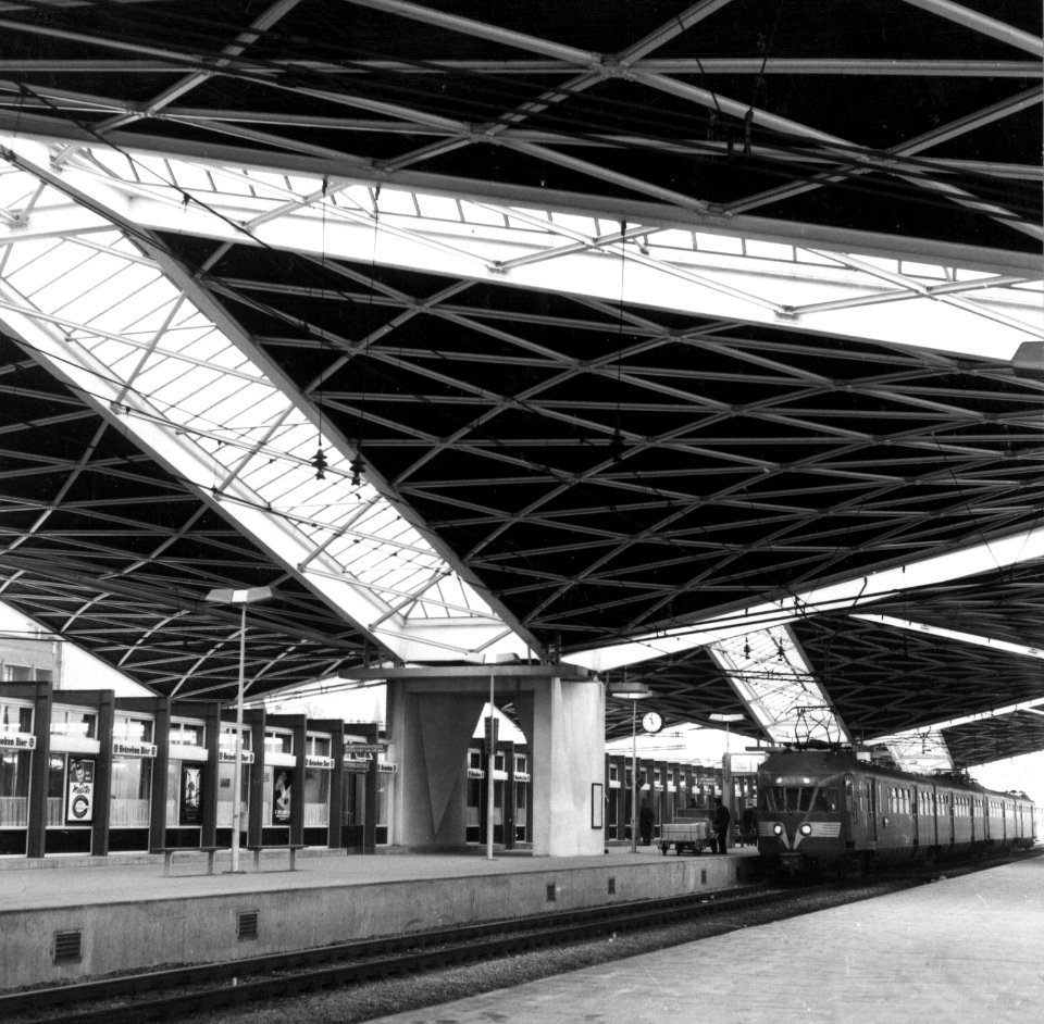 HUA-155029-Gezicht op de perronkap van het N.S.-station Tilburg te Tilburg met langs het perron een electrisch treinstel mat. 1946 van de N.S