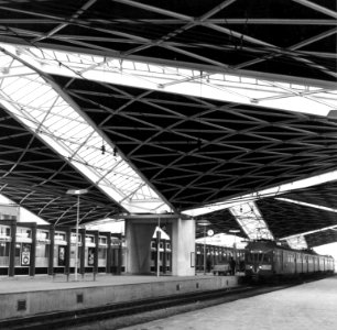 HUA-155029-Gezicht op de perronkap van het N.S.-station Tilburg te Tilburg met langs het perron een electrisch treinstel mat. 1946 van de N.S