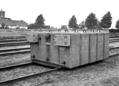 HUA-155283-Afbeelding van een betonnen stootjuk op het emplacement te 's-Hertogenbosch