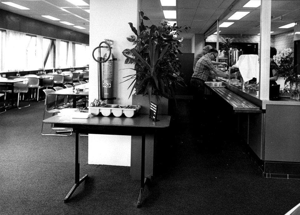 HUA-154388-Interieur van de SOV kantine Spoorweg Onthouders Vereniging Overborgh in het kantoor en winkelcentrum Hoog Catharijne te Utrecht